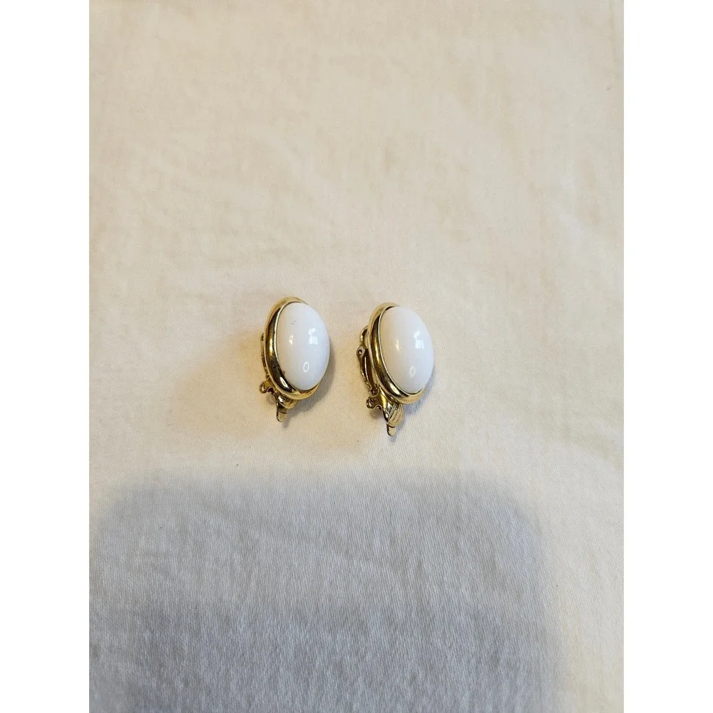 Trifari Gold Trimmed White Oval‎ Cabochon Clip On Earrings Elegant Jewelry